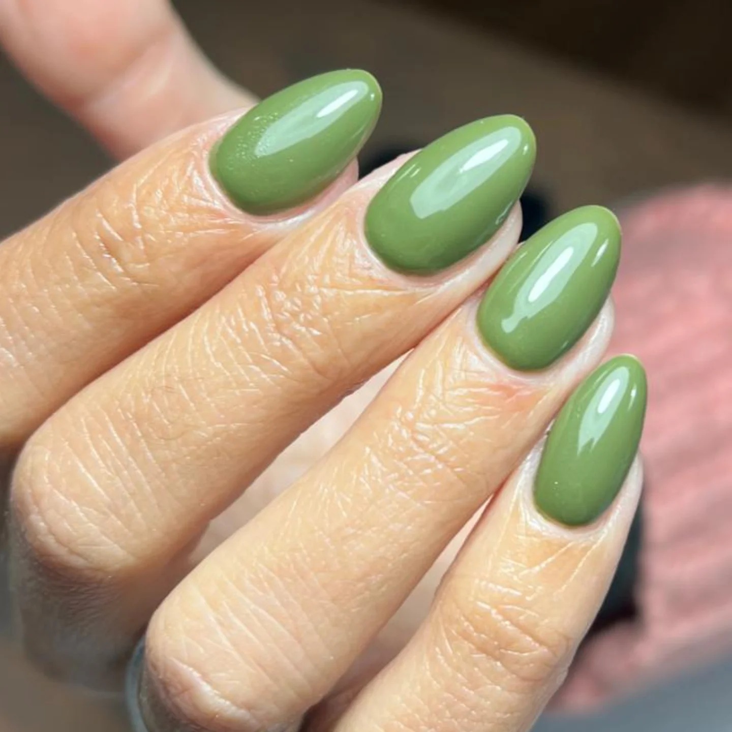Uñas ovaladas largas en color verde oliva brillante