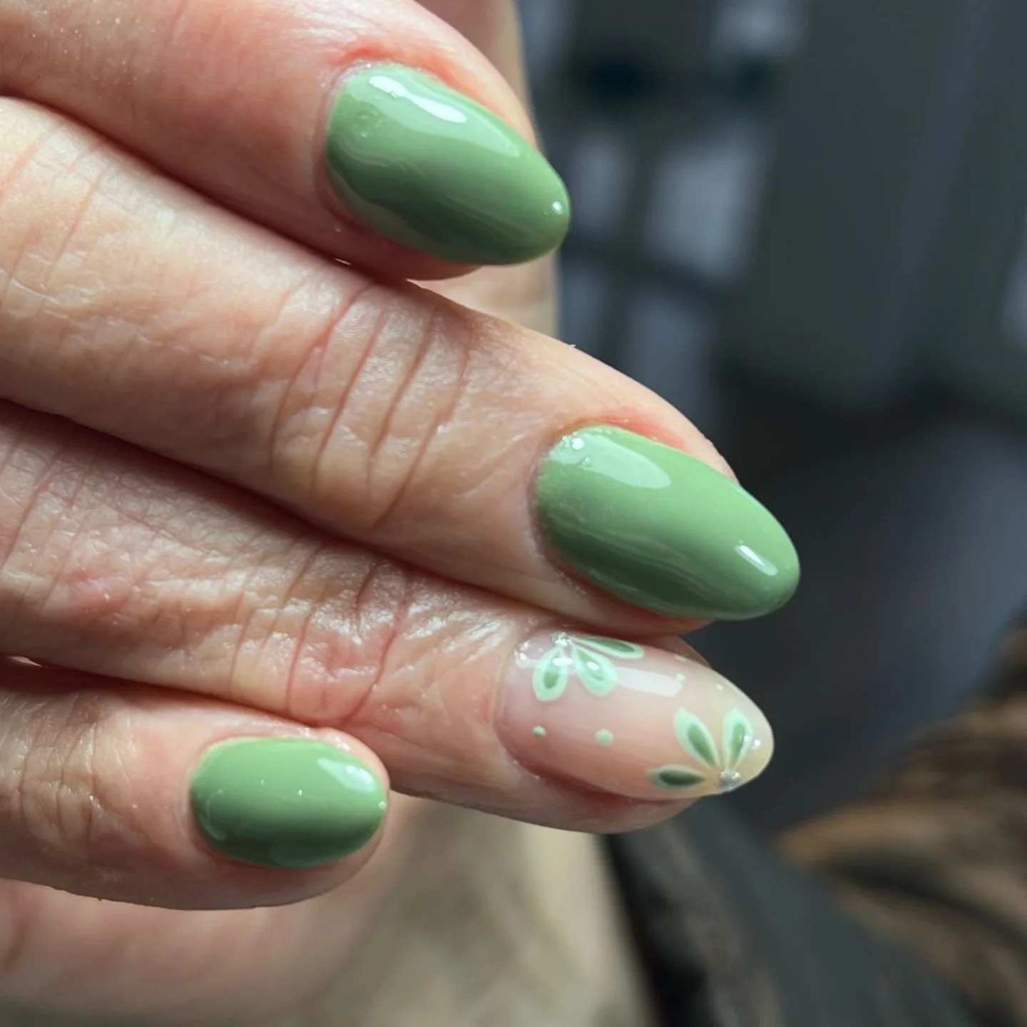 Uñas ovaladas en degradado verde con flores verdes sobre base transparente